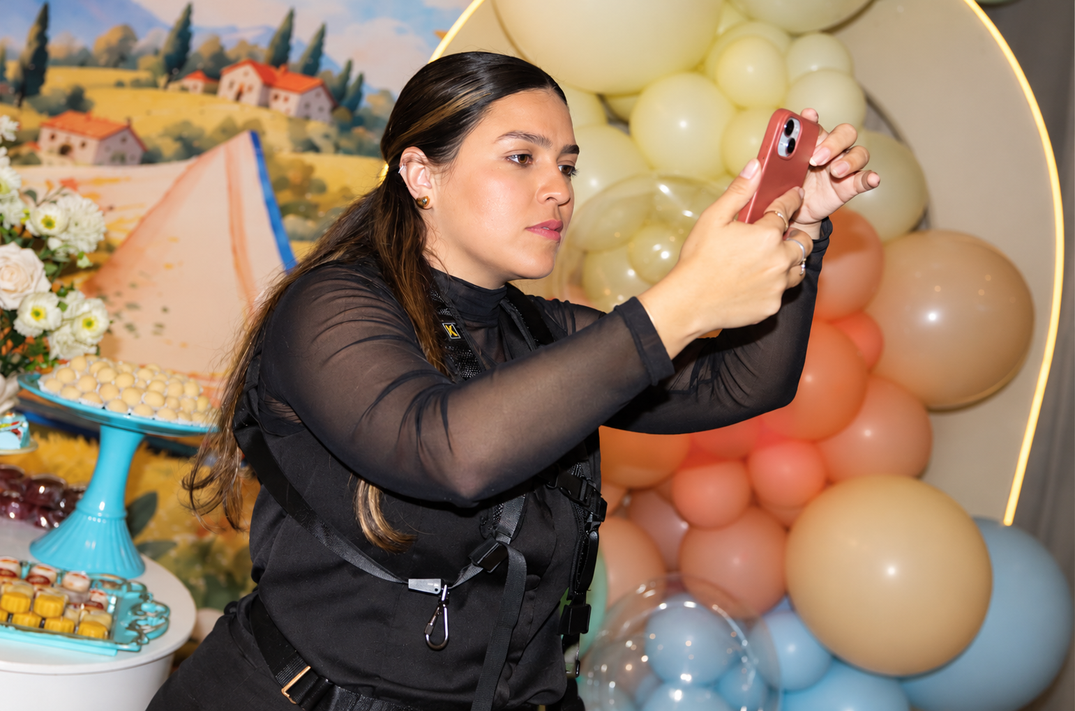 Tayna registrando os detalhes de uma festa infantil